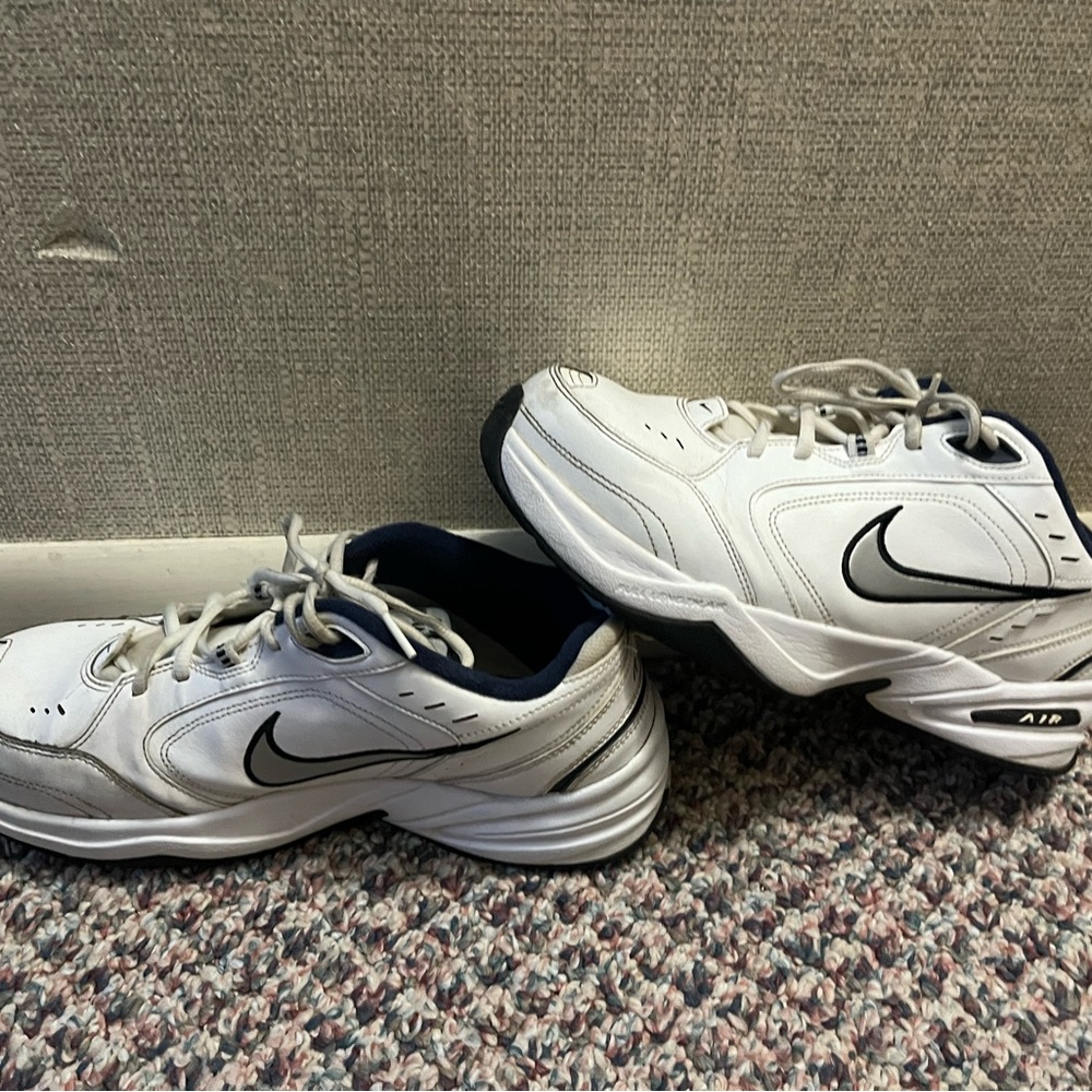 Nike monarch